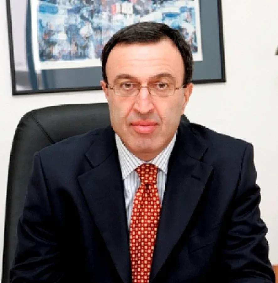 Стоянов пита Клинтън да става ли съдия