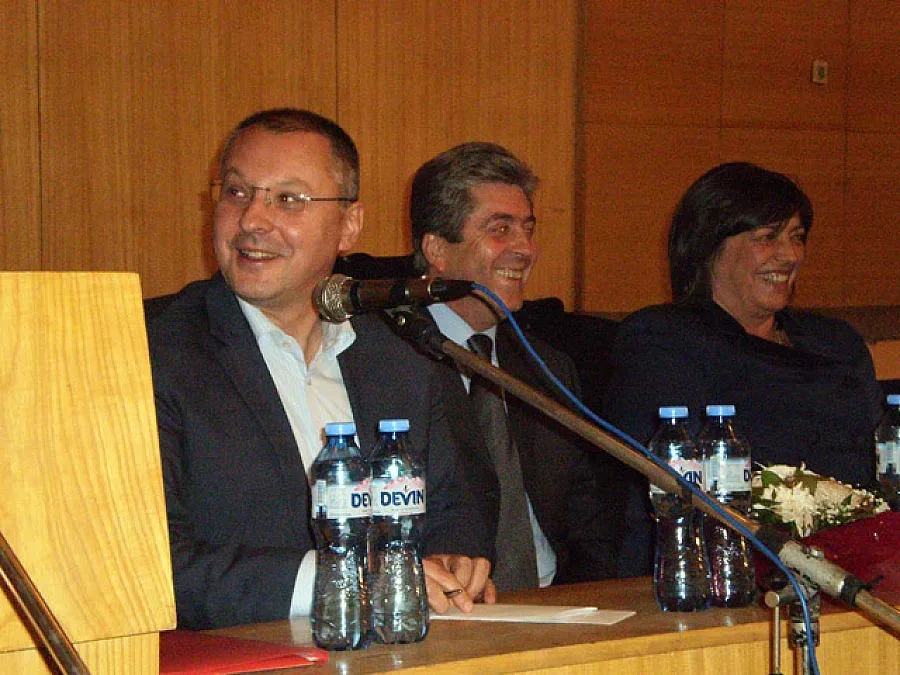 Перник сдобри червените лъвове    