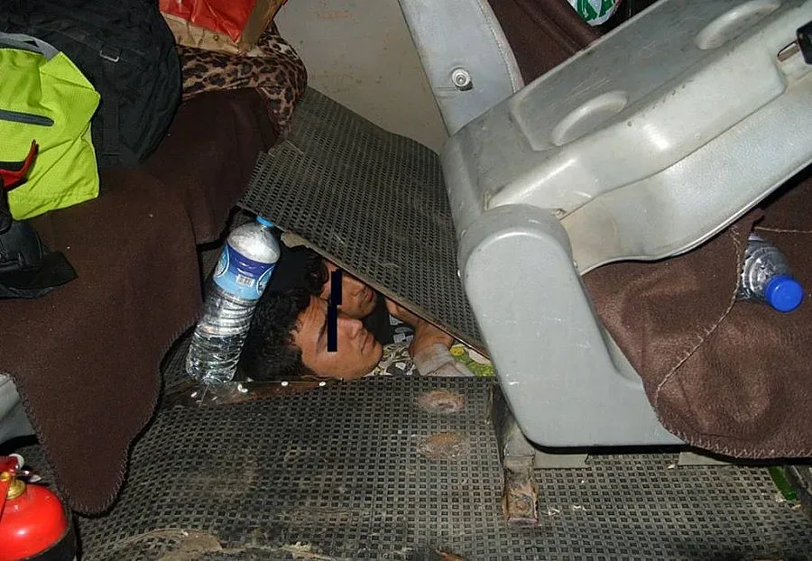 Откриха трима сирийци в тайник