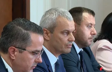 Костадинов уволни всички министри от служебния кабинет