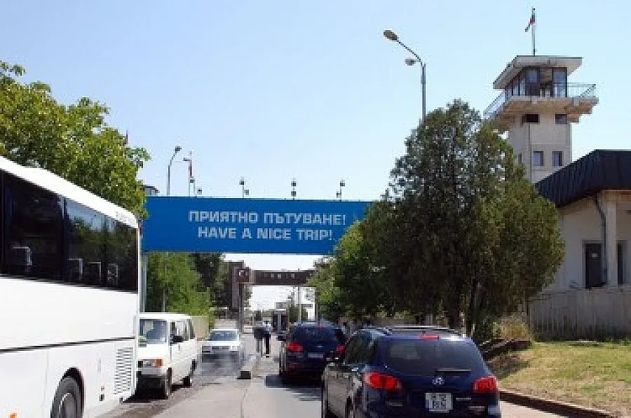 Затварят за нощ границата с Турция