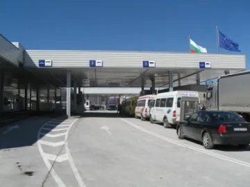 Корупцията на границата се стопи наполовина