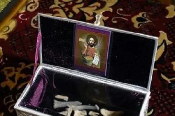 Безработен свил на мощите на св. Ал. Невски