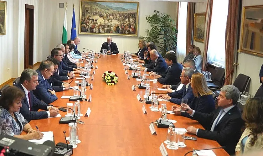 Консултации при Радев. Решават съдбата на служебния кабинет