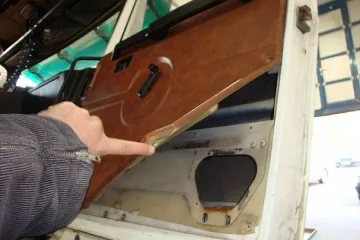 Седмокласници точат резервоари 