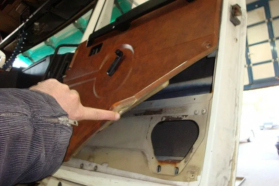 Седмокласници точат резервоари 