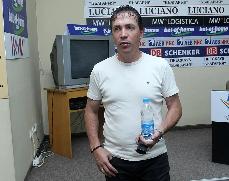 Велков слиза от локомотива