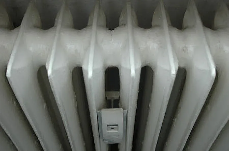 Изритаха подкупна чиновничка от Топлото 