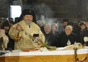 Дядо Григорий плаща със свещи