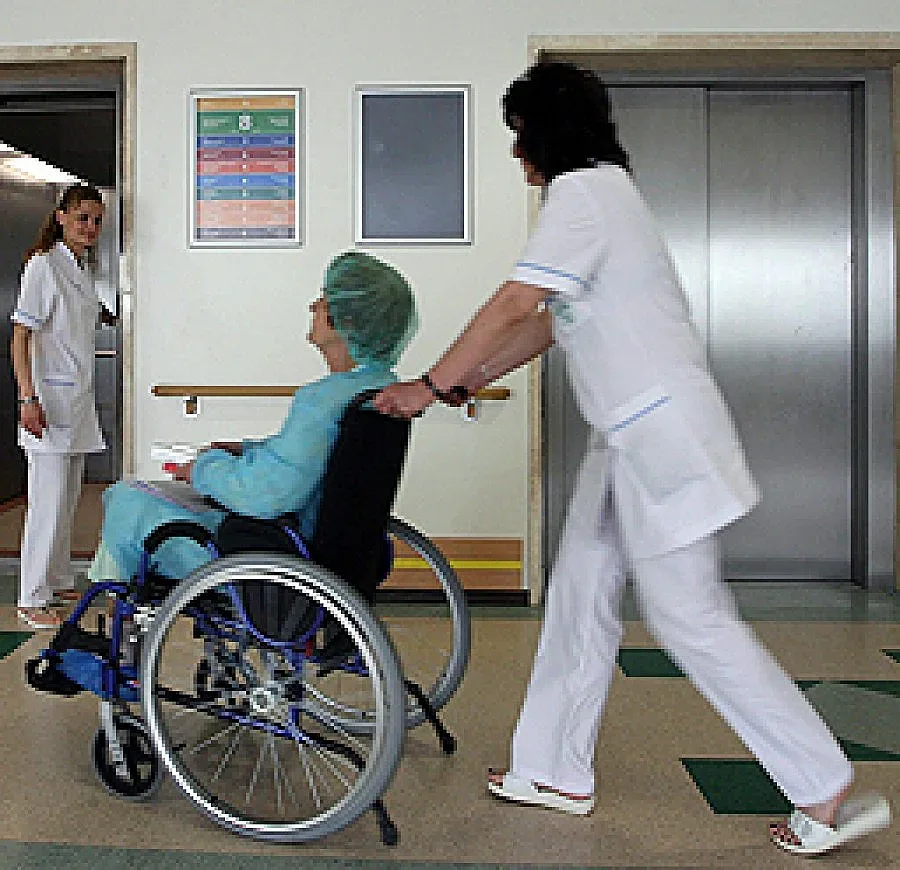 Наши медсестри глезят германски старчета