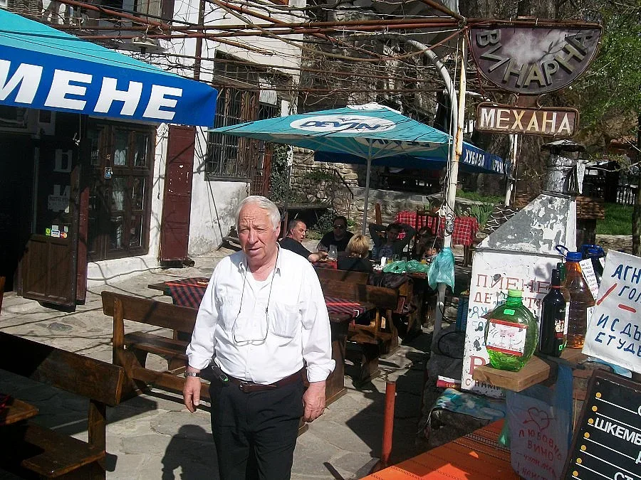 Мелник маха кувертите за 8 декември