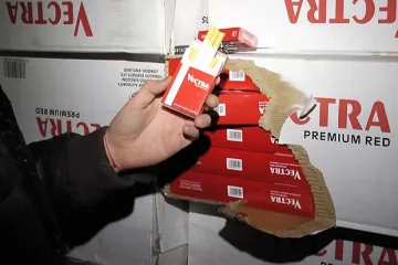 Митничар върти чета за контрабанда с цигари