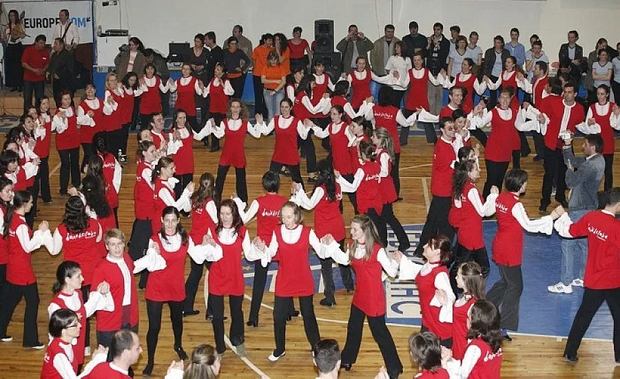 Хоро и карате сменят гюллето по физкултура
