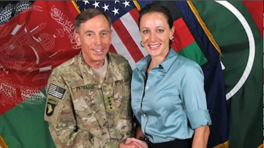 Откриха секретни документи у любовницата на Петреъс 