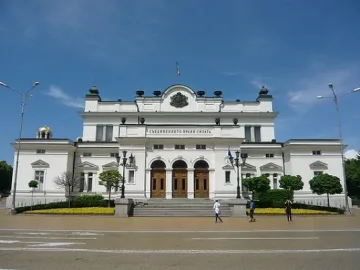 Десятъкът върху лихвите пак скара депутатите