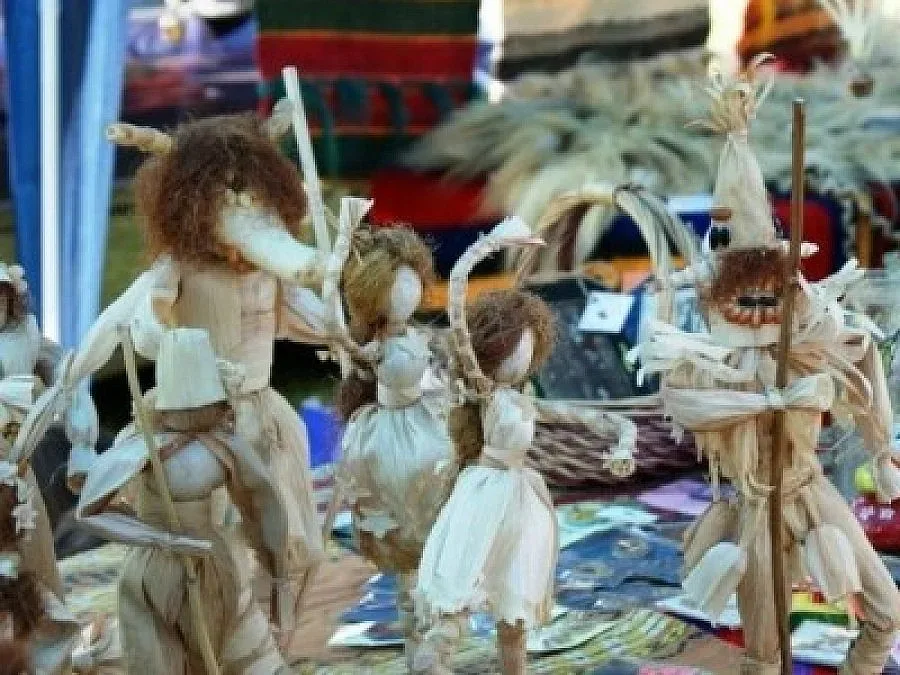 Митко Щерев свири за куклите от шума