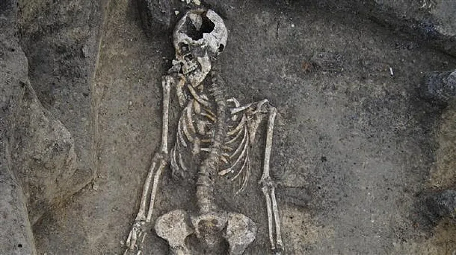 Коват с пирони в ковчега невярна съпруга