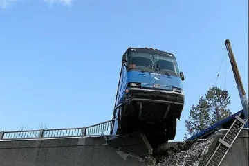 Рейс летя 15 метра в пропаст