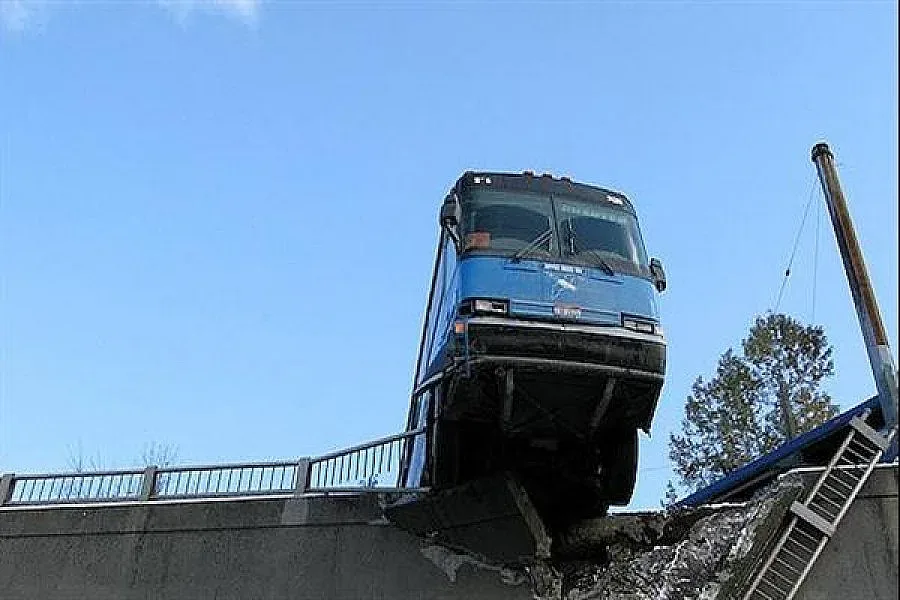Рейс летя 15 метра в пропаст
