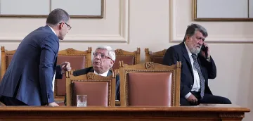 Аню раздава коледни   