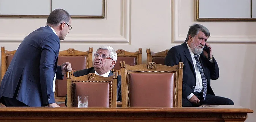 Аню раздава коледни