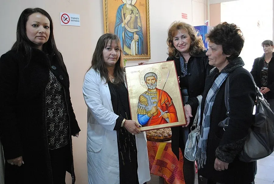 Жени от ГЕРБ дариха онкоболница с икона на Св. Мина