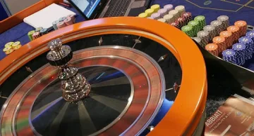 Въоръжен задигна 220 лв. от казино 