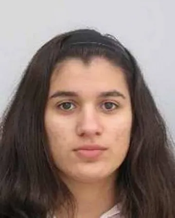 Влюбена тийнейджърка подлуди полицията