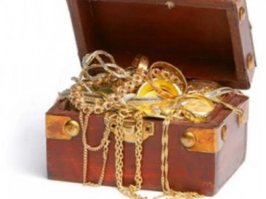 Властта се събира до ковчежето със злато