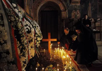 Поклонници се стичат към гроба на Максим    