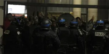 Фенове щурмуват съблекалня