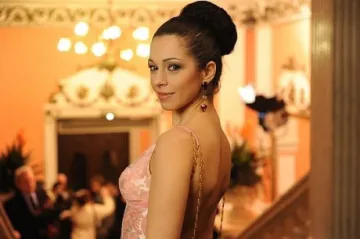 Хубавата Елена се отдаде на любов    