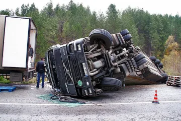 ТИР с риба се обърна до Янтра