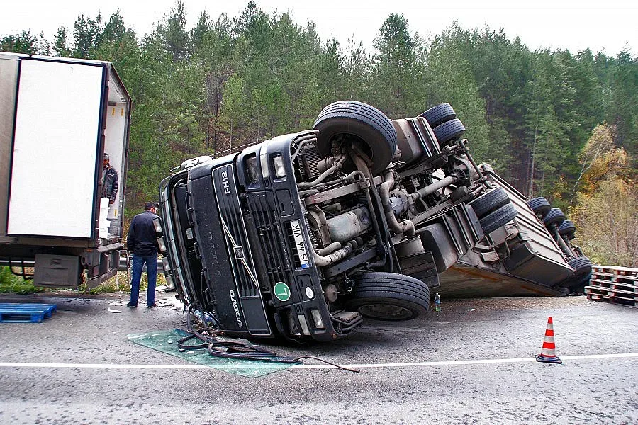 ТИР с риба се обърна до Янтра