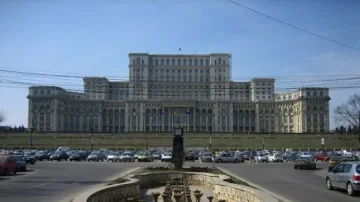 Трима румънски министри гърмят