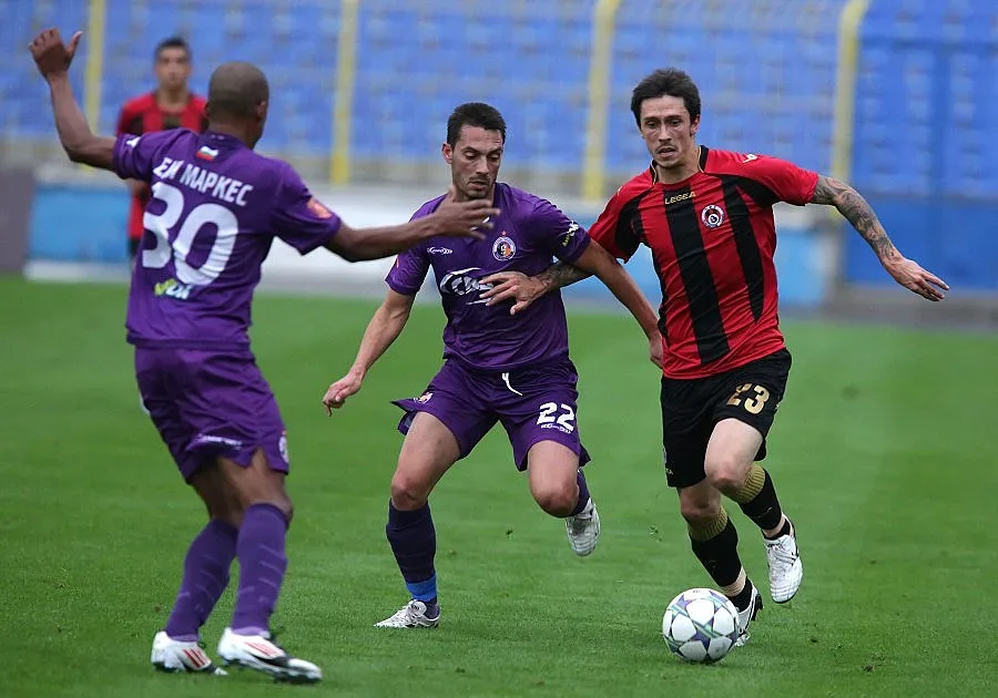 Двама съдят "Етър" за пари