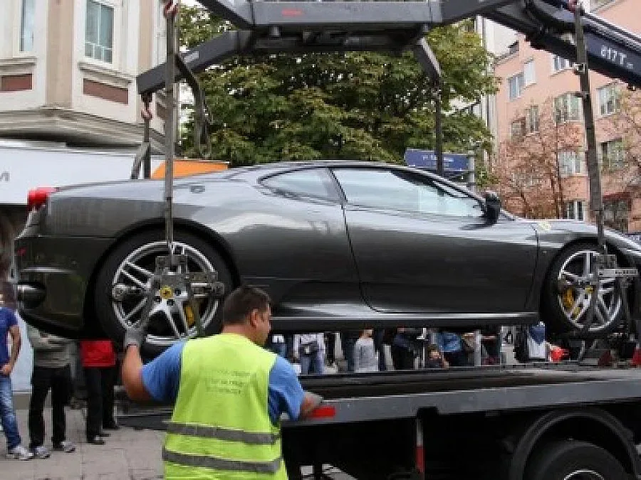 Шофьор размаха меч срещу "паяка"