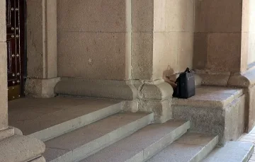 Мъж "атакува" Министерски съвет