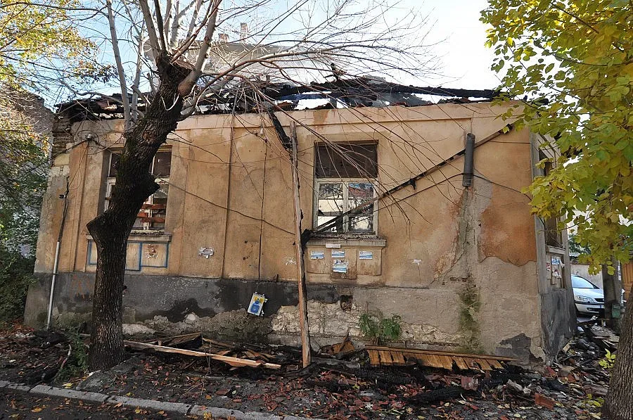 Пожар изпепели бивша казарма