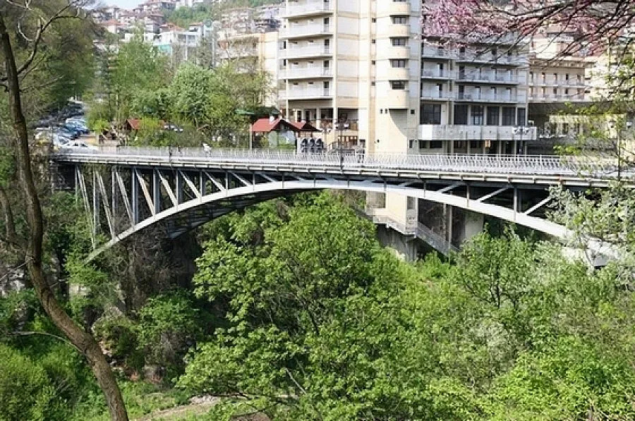 Труп под моста на самоубийците