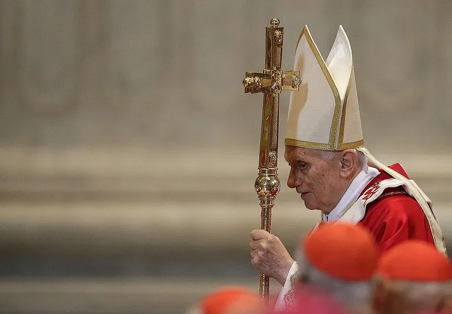 Папата се моли за Максим