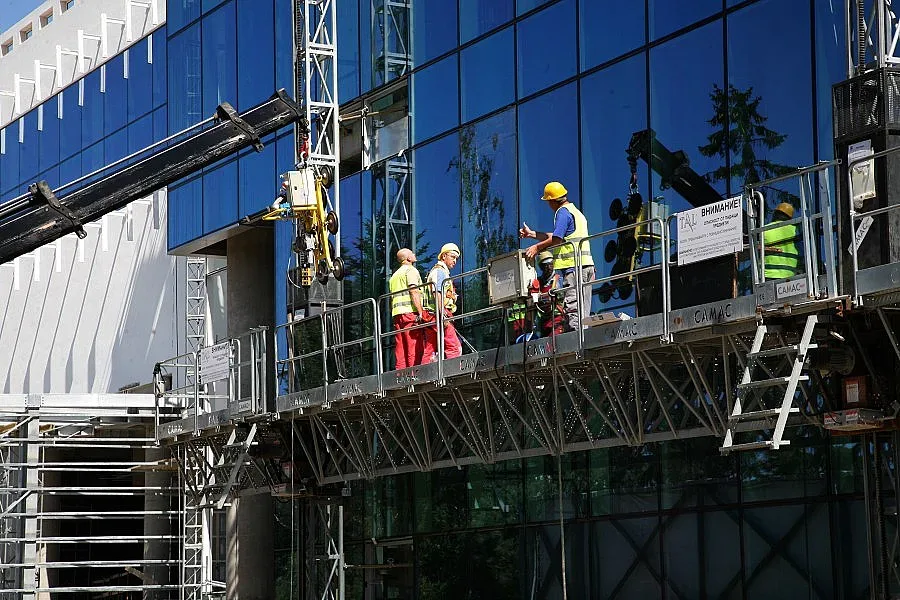 Затягаме още коланите  