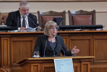 Парламентът почете с минута мълчание Максим