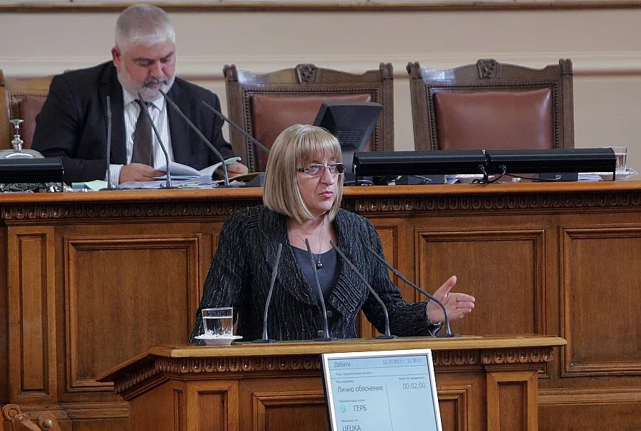 Парламентът почете с минута мълчание Максим