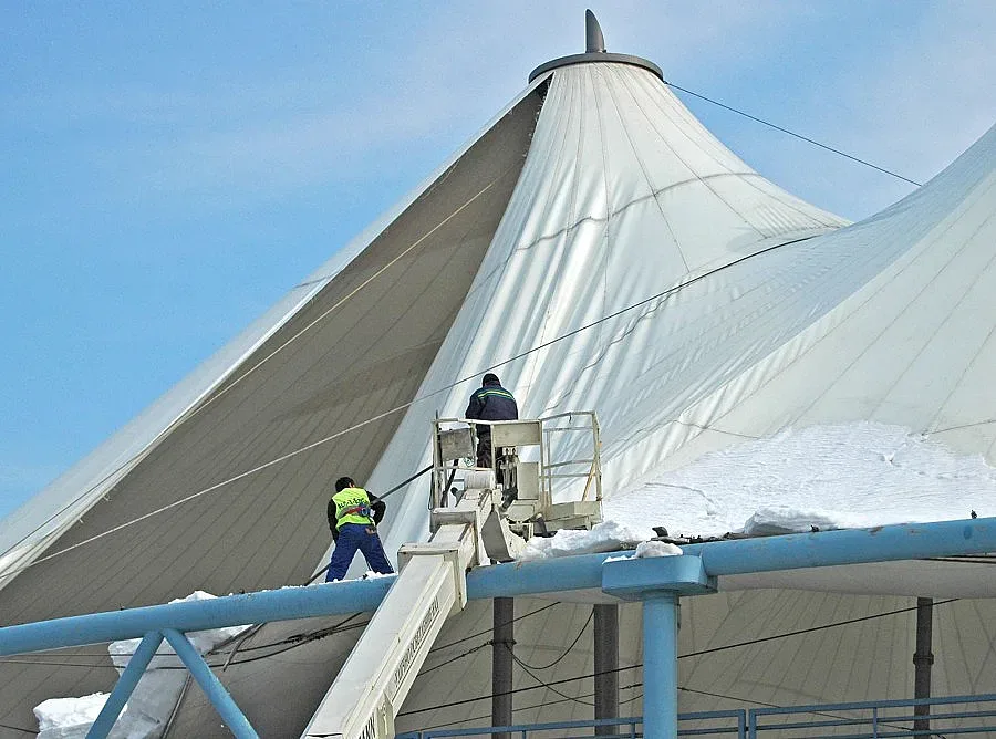 Фирма сваля шатрата на Централна гара за своя сметка