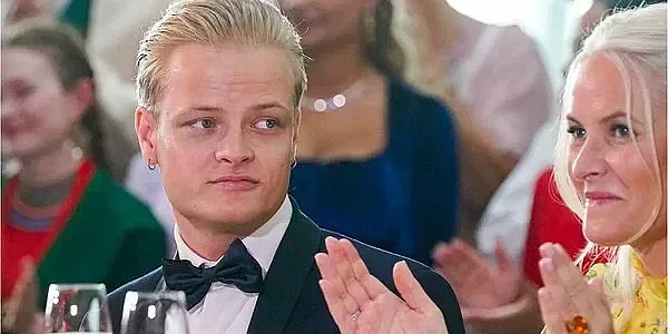 Драма в кралското семейство! Щракнаха белезници