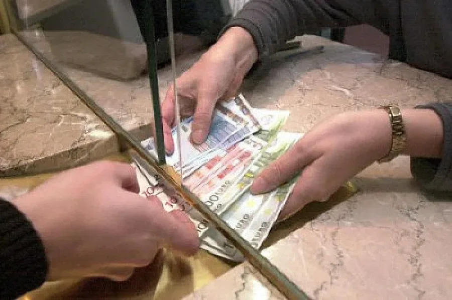 Перничанин точи 100 бона от австрийски сметки