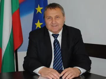 Губернатор резна заплатите на старейшините
