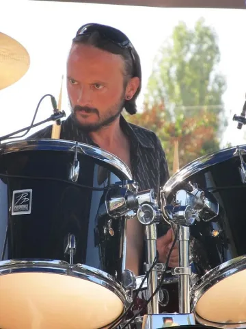 Барабанистът на "Тролите" поискал прошка с SMS    