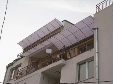 Мъж бере душа след падане от козирка